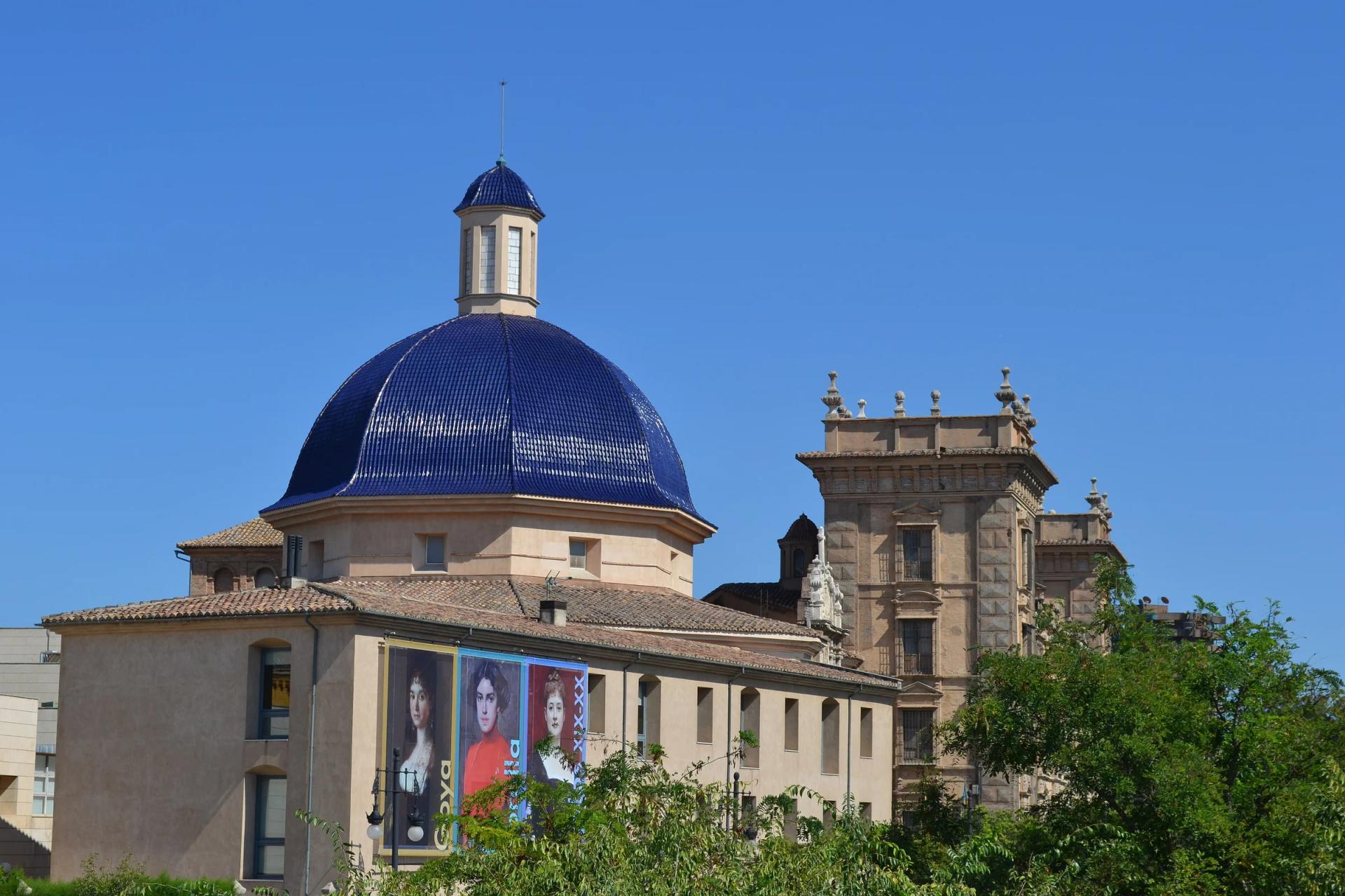 Exterior del Museo de Bellas Artes, con su cúpula de tejas azules y la torre del antiguo colegio de San Pío V