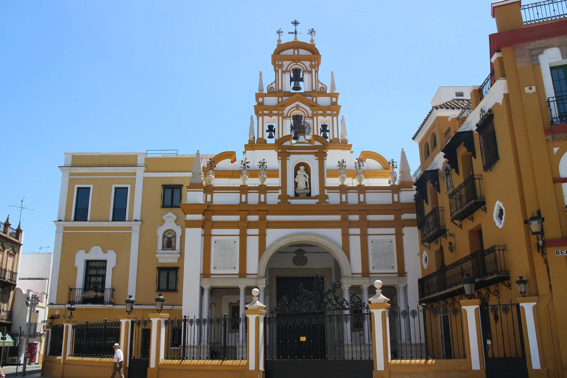 Fachada de la Basílica de la Macarena, blanca y albero, con su espadaña