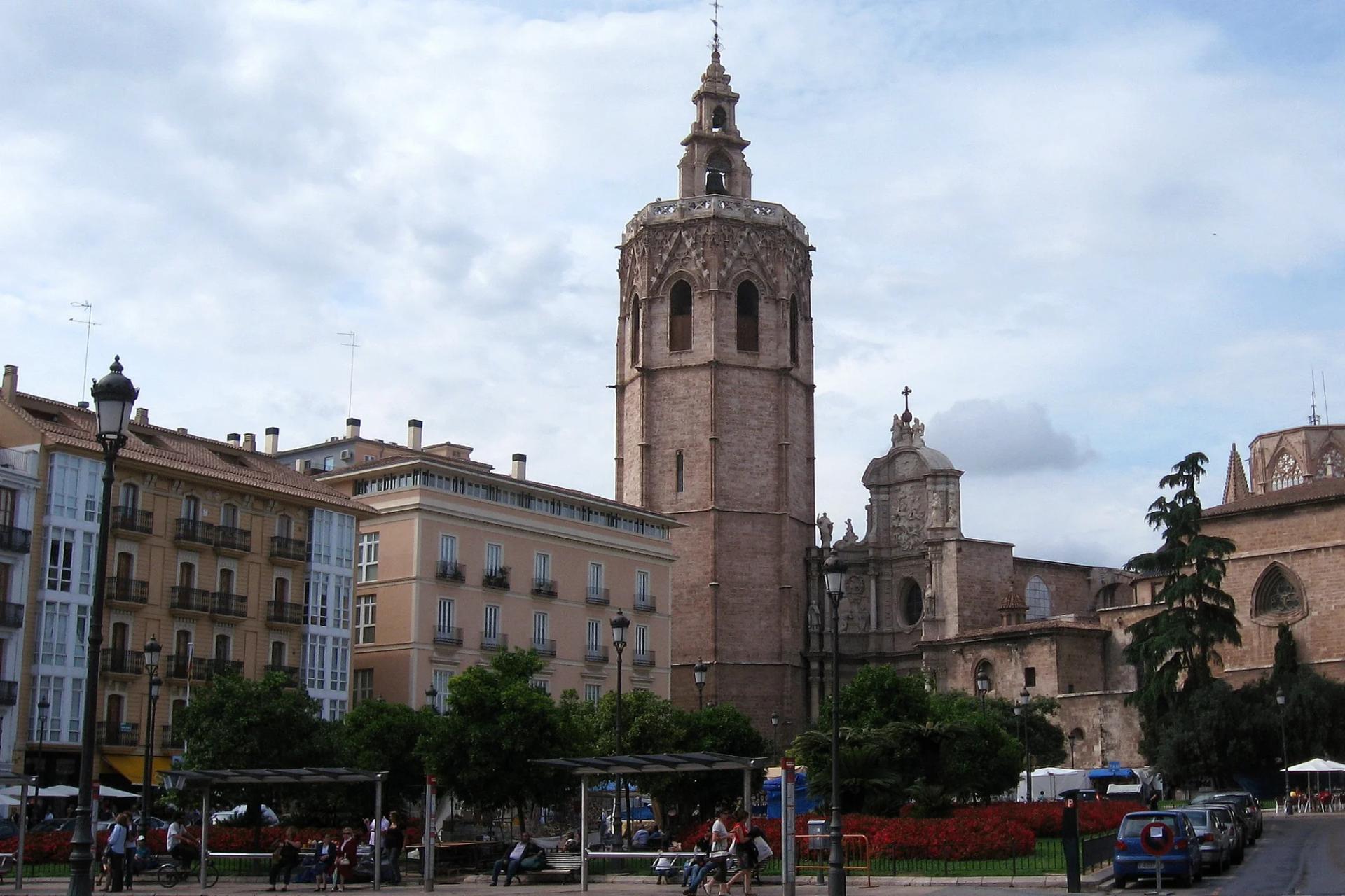 El Miguelete y la Catedral de Valencia vistos desde la plaza de la Reina