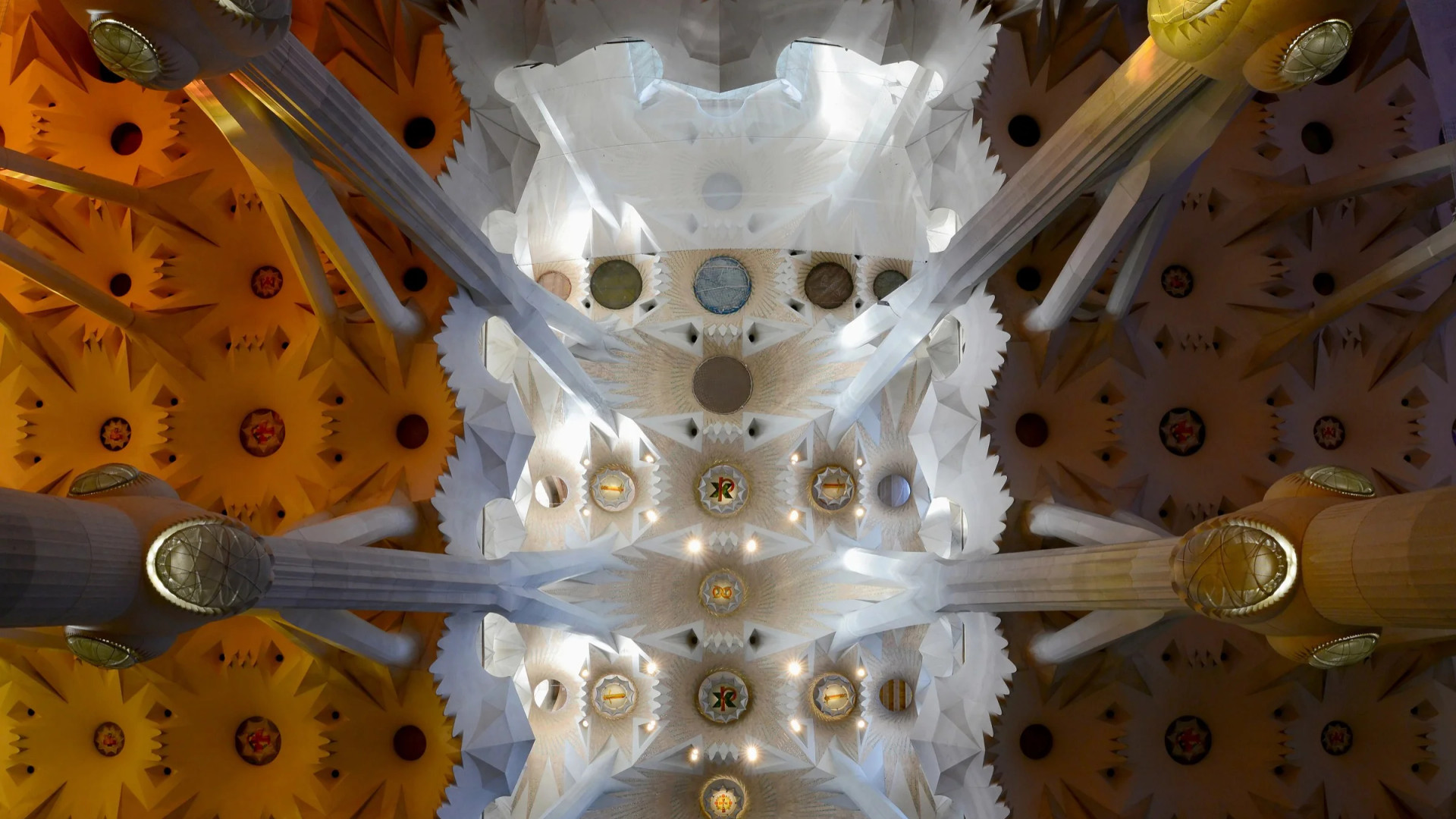 Bóvedas de la nave de la Sagrada Família, con las columnas ramificadas y la luz de colores de las vidrieras