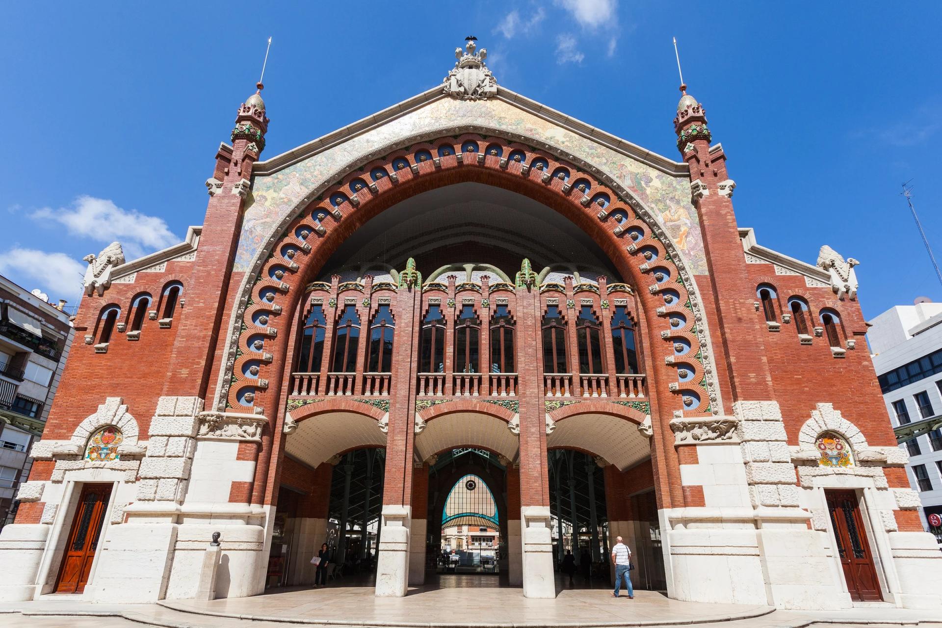 Fachada modernista del Mercado de Colón, con su gran arco de ladrillo y cerámica