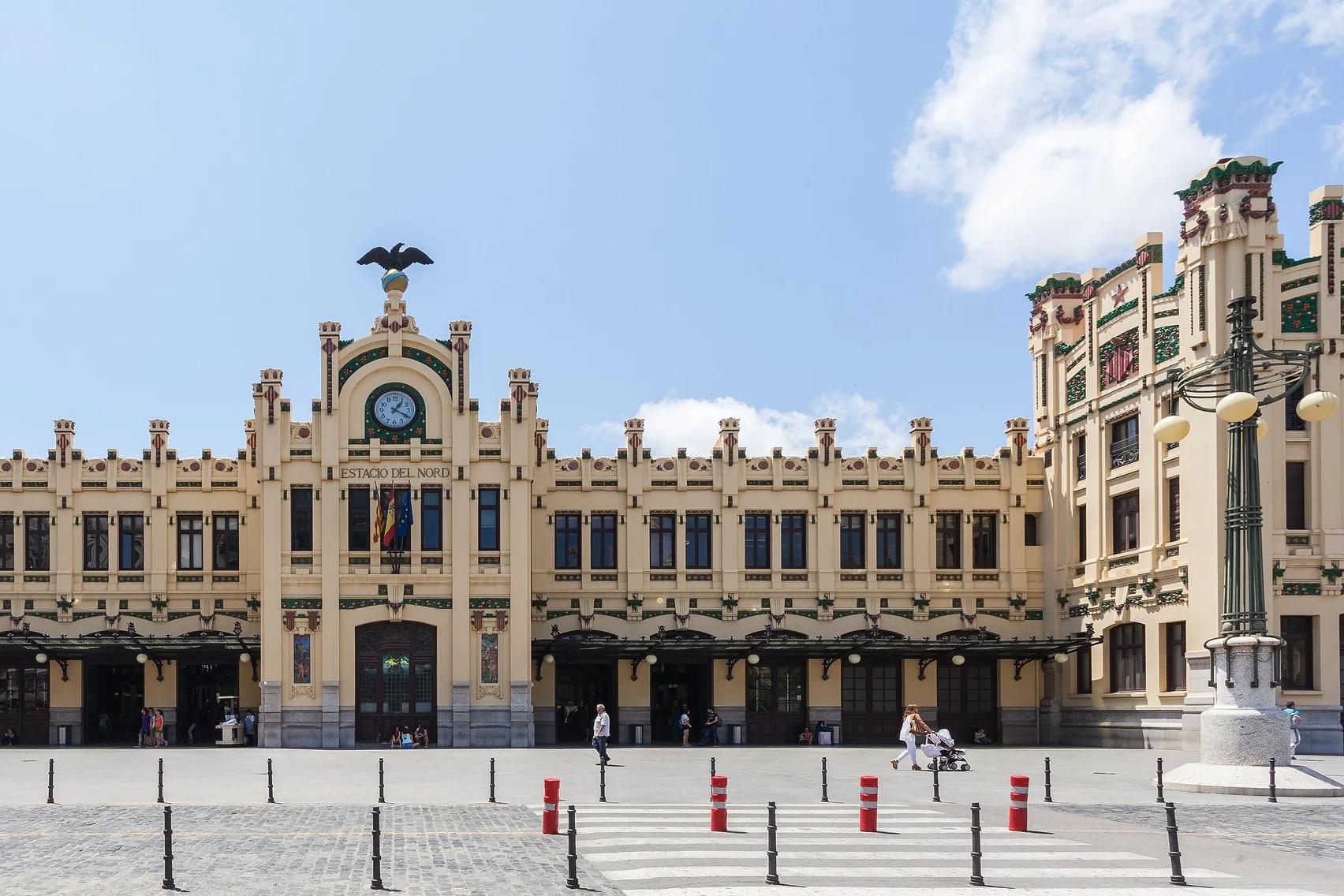 Fachada modernista de la Estació del Nord, con sus torres y remates, vista desde la plaza