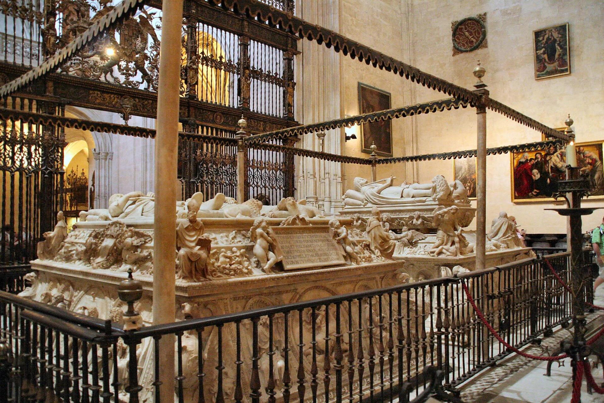 Sepulcros de mármol de los Reyes Católicos y de Juana I y Felipe el Hermoso en la Capilla Real, tras una reja de hierro