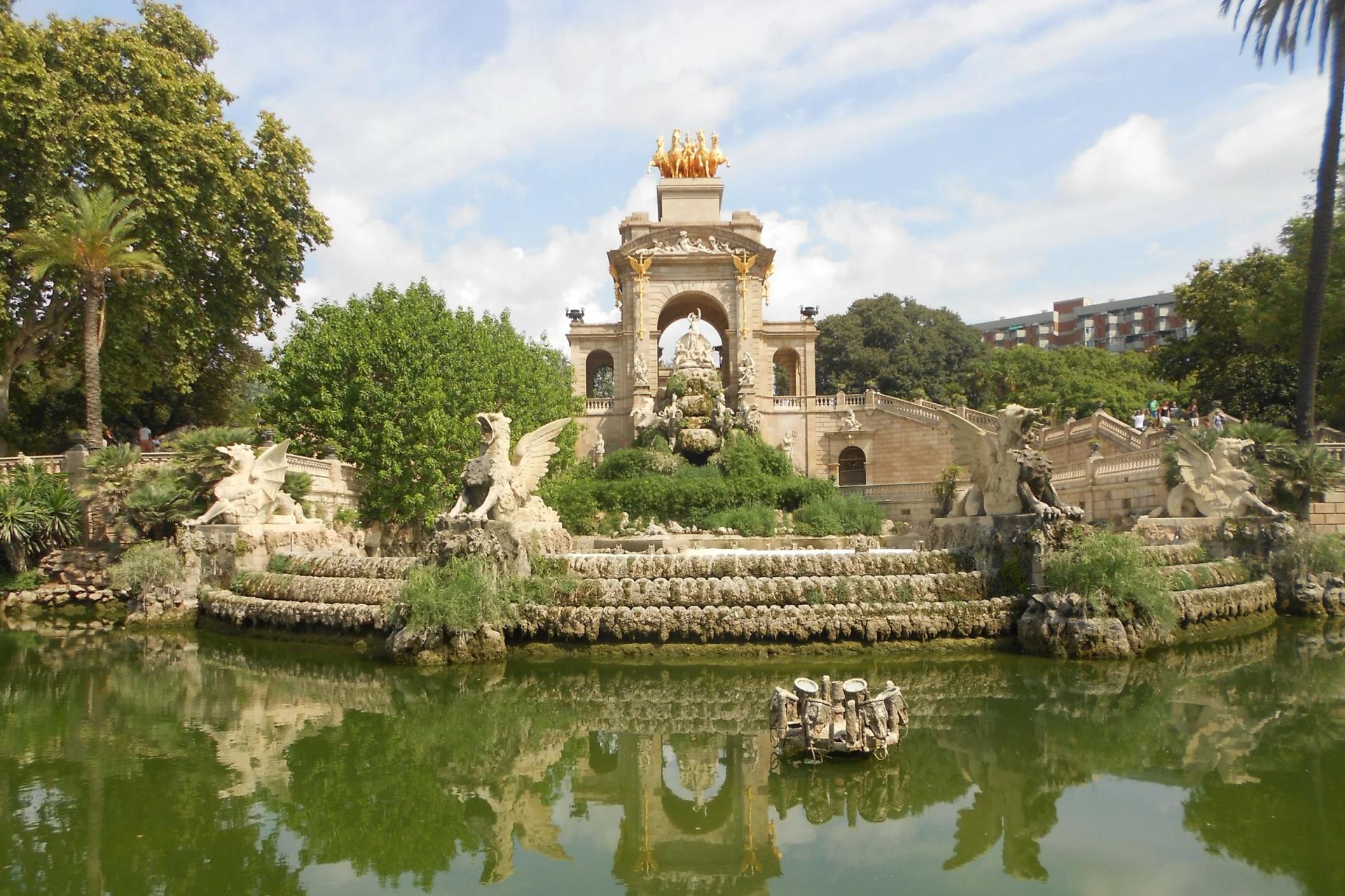 La Cascada monumental del parque de la Ciutadella reflejada en su estanque