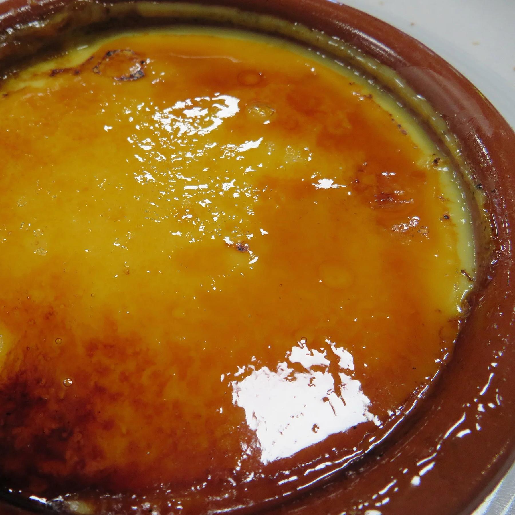 Crema catalana en una cazuela de barro, con el azúcar quemado por encima