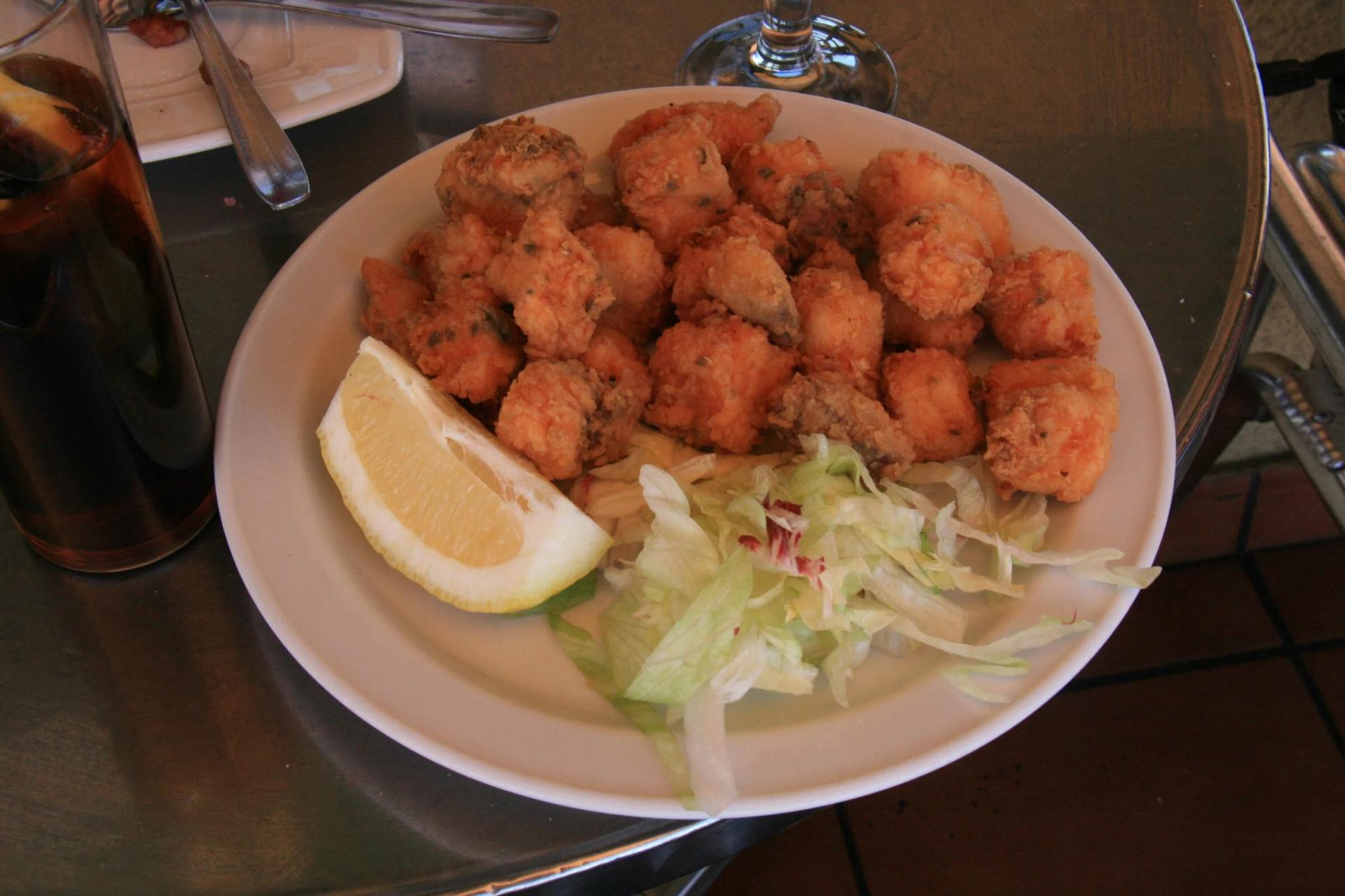 Plato de cazón en adobo frito con limón, el pescado frito que suele llegar de tapa en Casa Julio