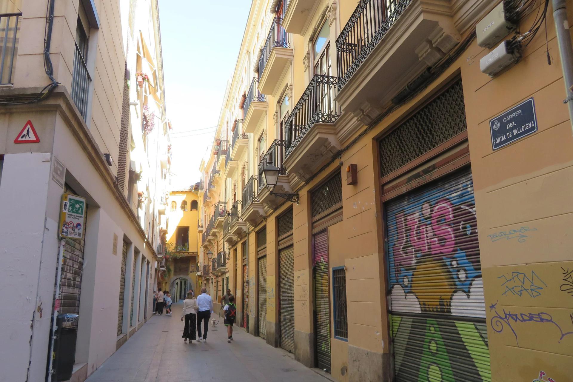 Calle del Portal de Valldigna, en el barrio del Carmen, con fachadas de colores y persianas pintadas
