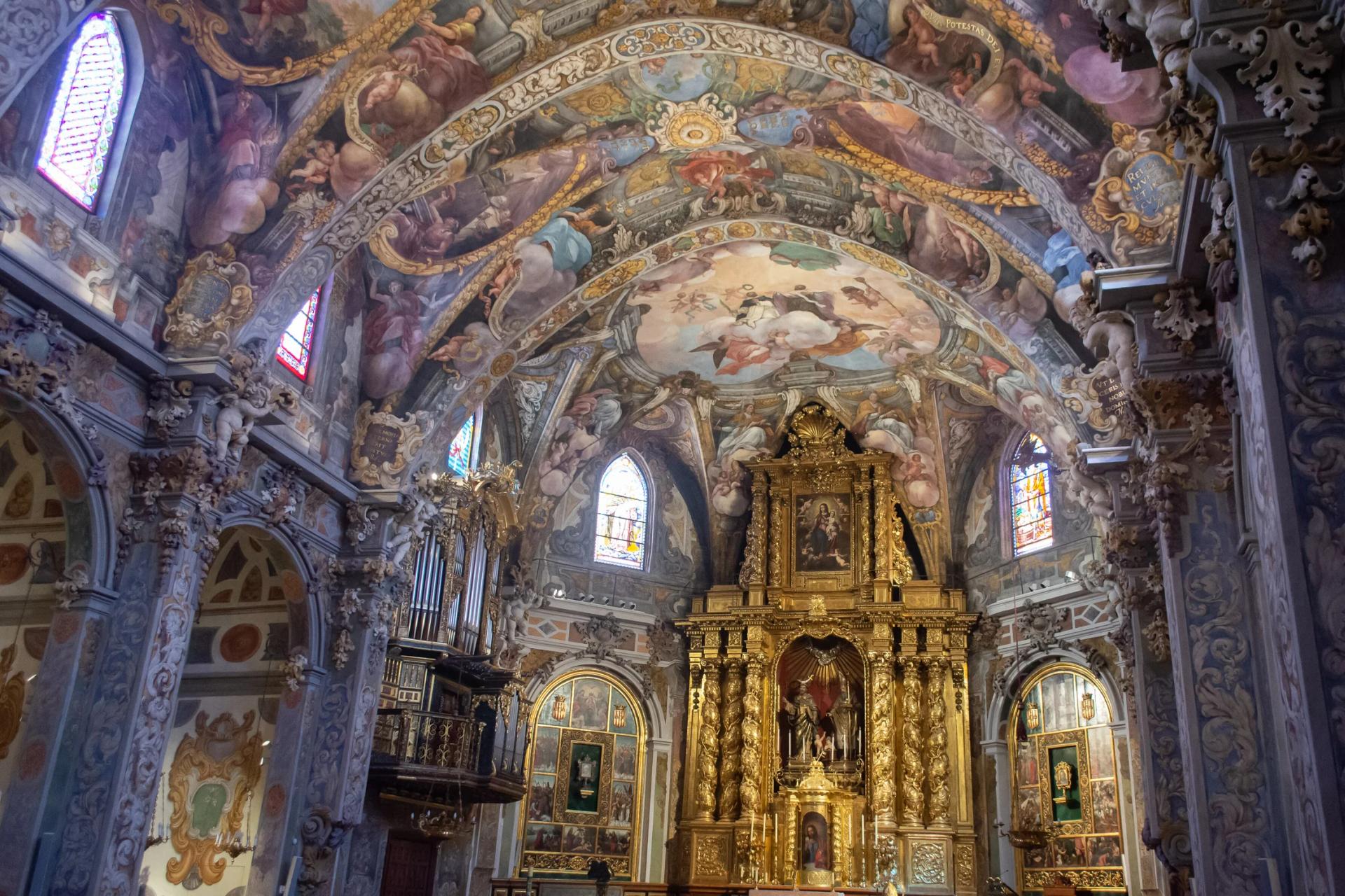 Nave de San Nicolás con las bóvedas cubiertas de frescos barrocos y el retablo dorado al fondo
