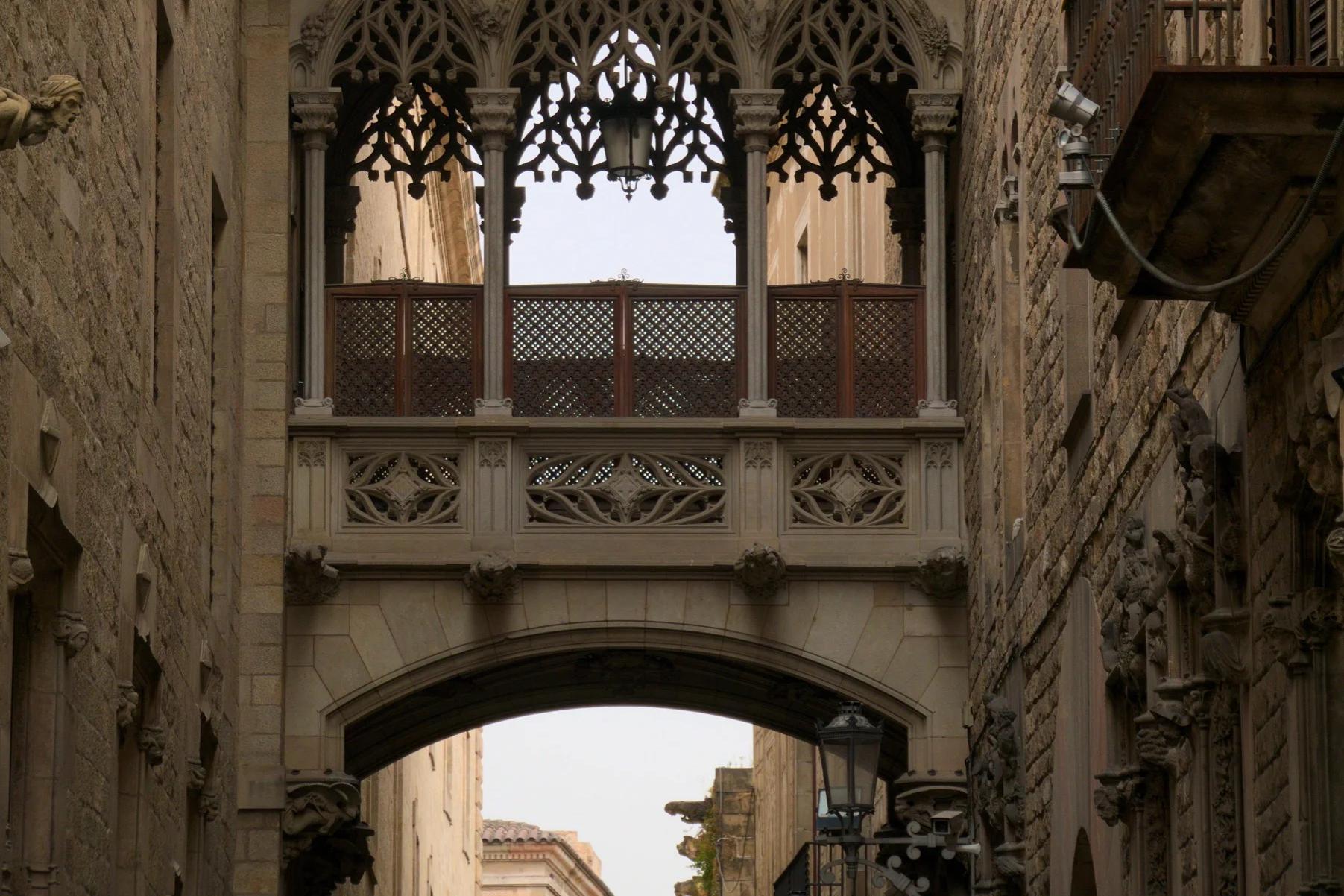 El Pont del Bisbe, puente neogótico que cruza la calle del Bisbe en el Barri Gòtic
