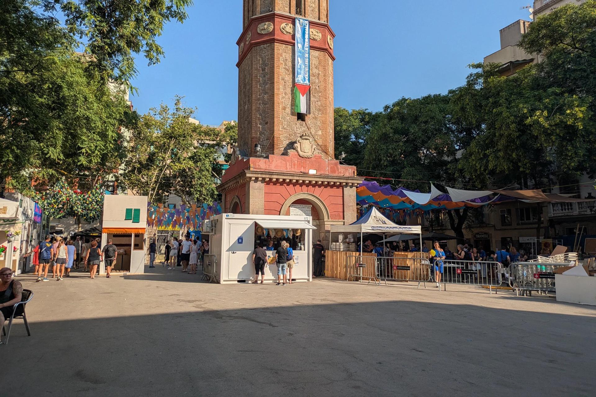 Plaça de la Vila de Gràcia con su torre del reloj, engalanada durante la Festa Major