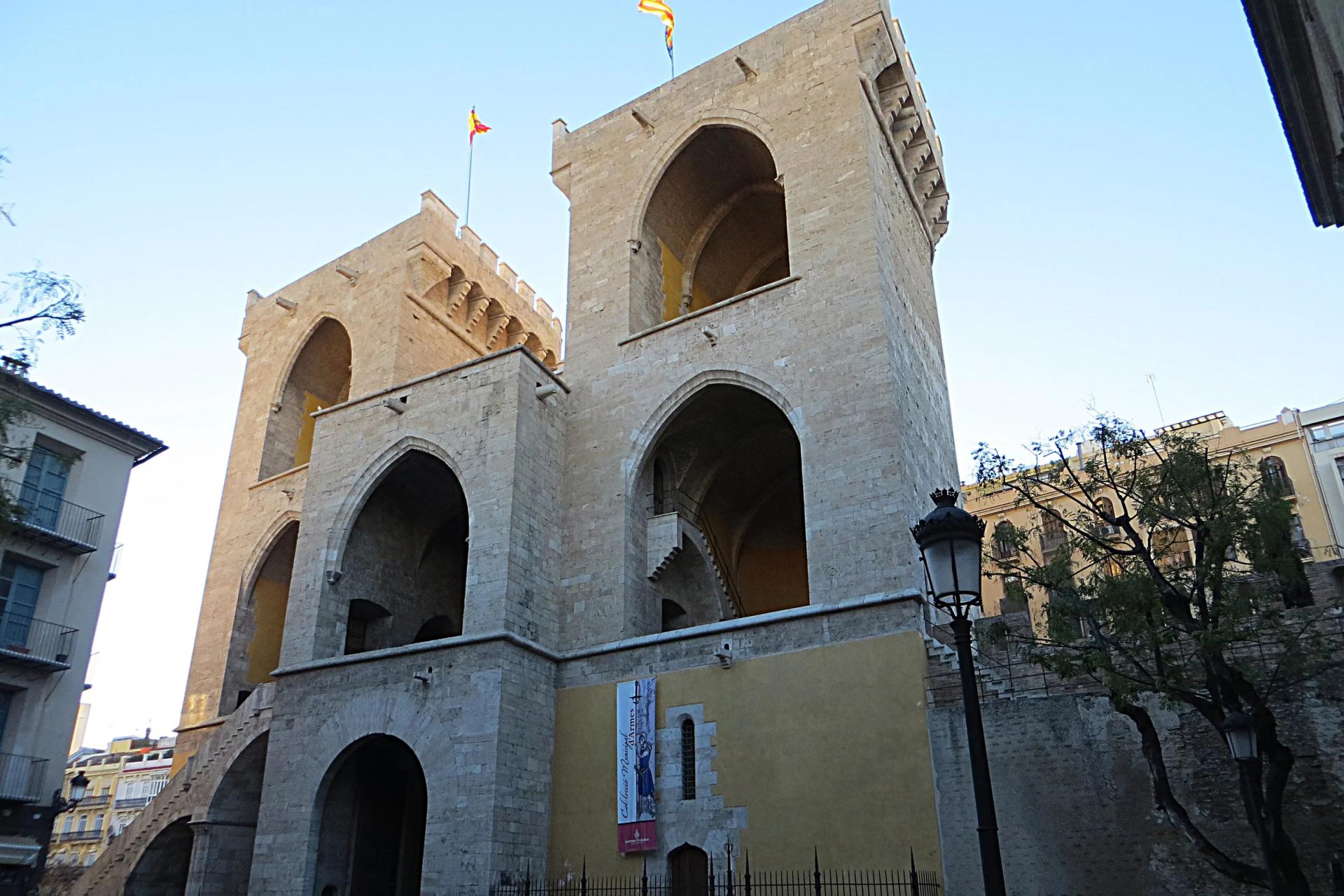 Las Torres de Quart vistas desde el lado de la ciudad, con sus grandes arcos de piedra abiertos