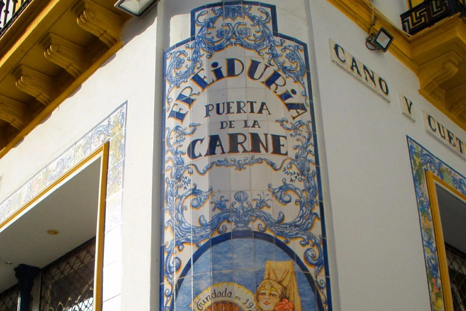 Panel de azulejos con el nombre de la Freiduría Puerta de la Carne