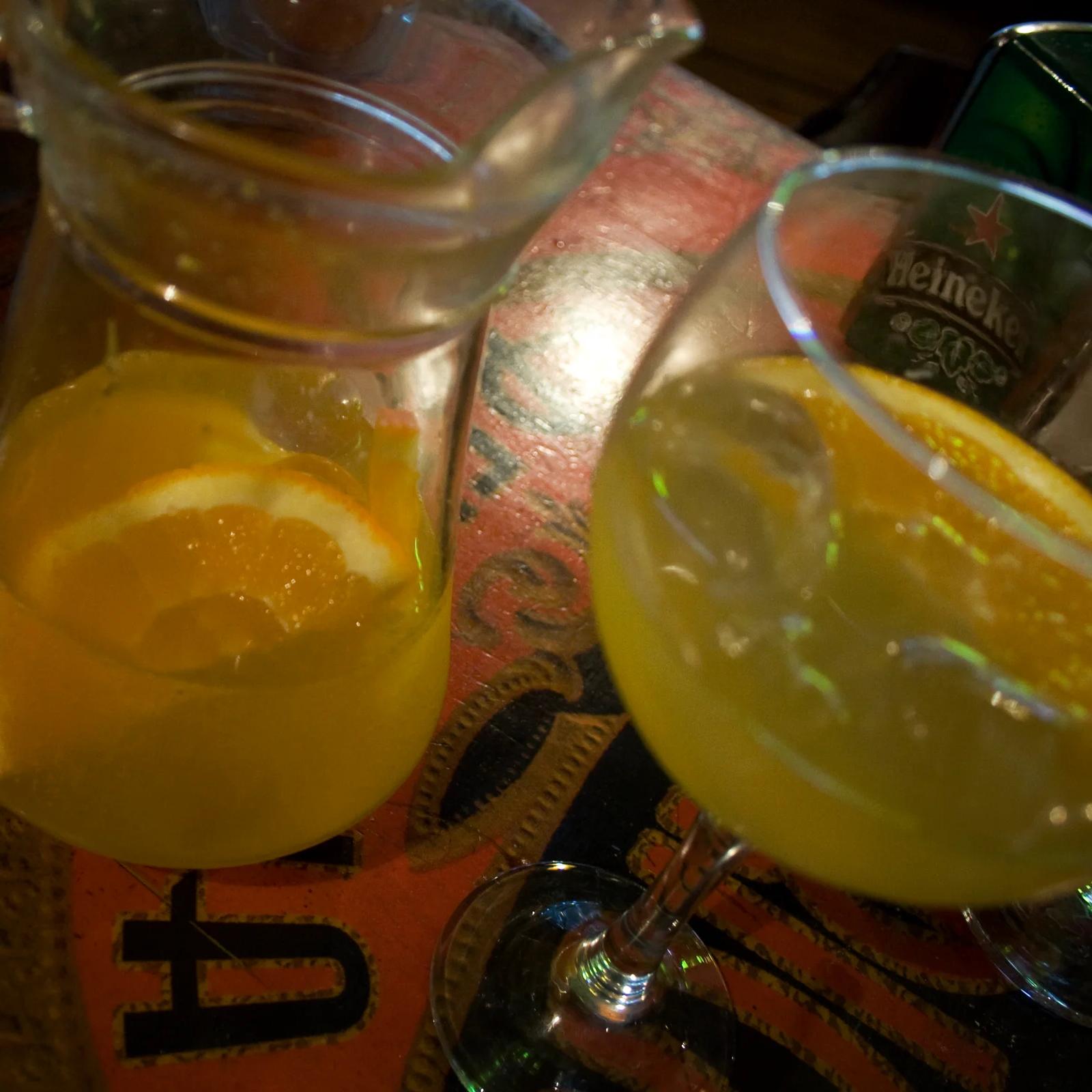 Jarra y copa de agua de Valencia, el cóctel de zumo de naranja y cava