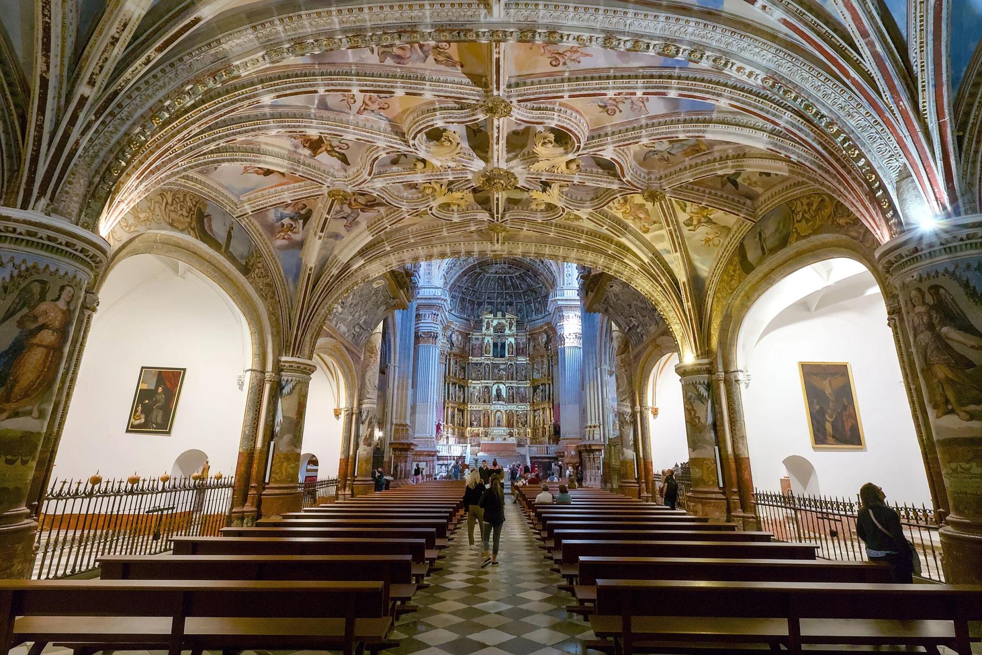 Iglesia del Monasterio de San Jerónimo, con bóvedas pintadas y el retablo mayor al fondo de la nave