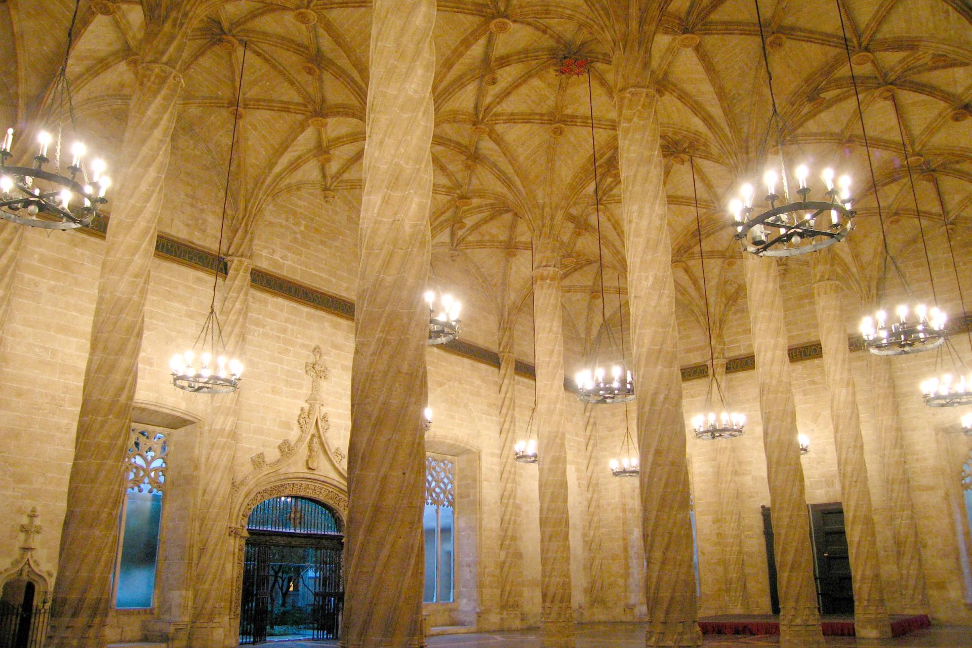 Salón Columnario de la Lonja de la Seda, con sus columnas helicoidales y lámparas colgadas bajo las bóvedas