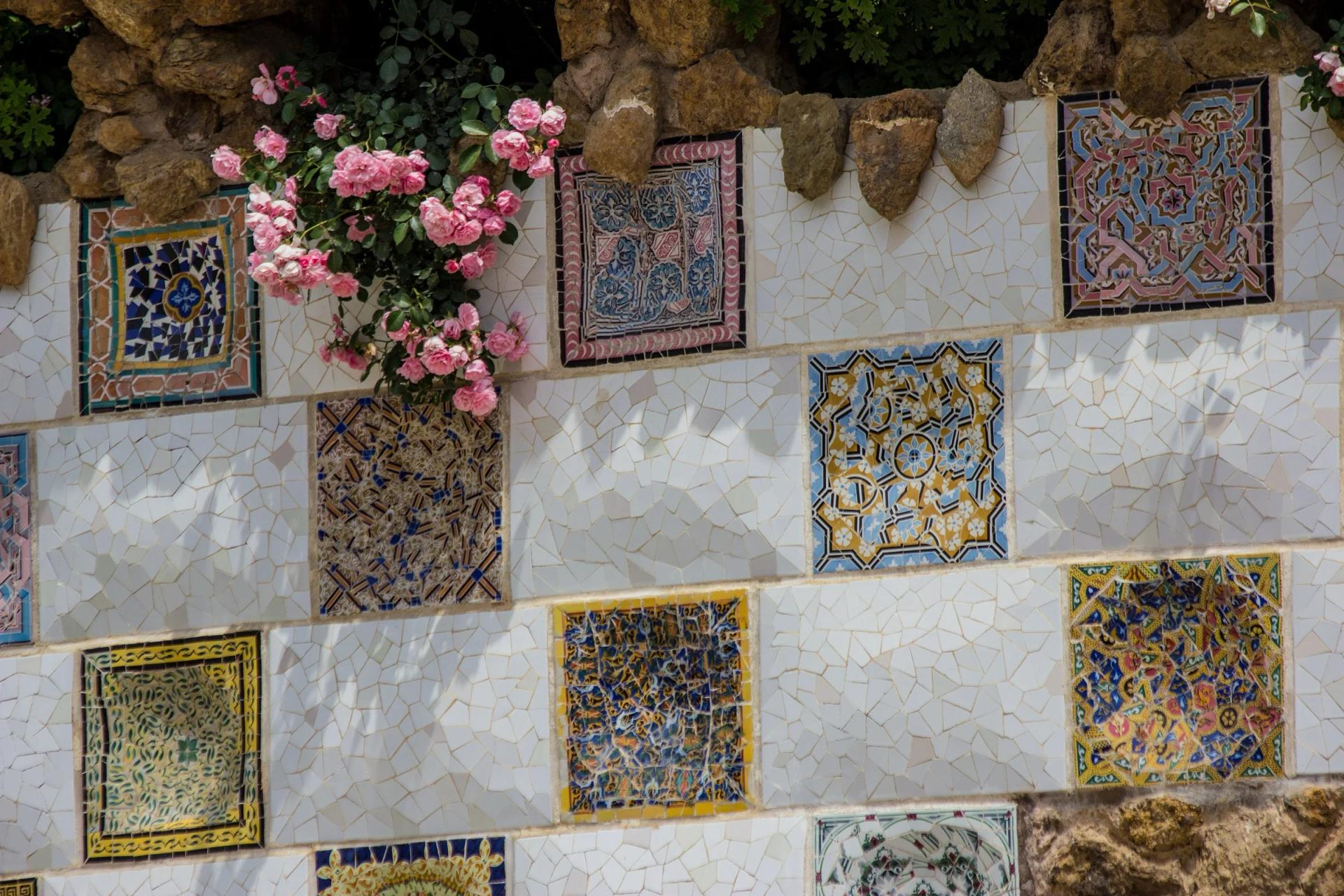 Muro de la escalinata del Park Güell, de trencadís blanco con medallones de cerámica de colores