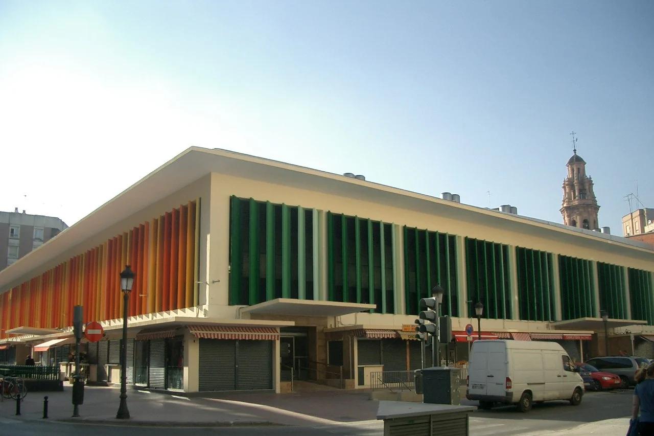 El mercado de Ruzafa, con su fachada de lamas de colores y un campanario al fondo