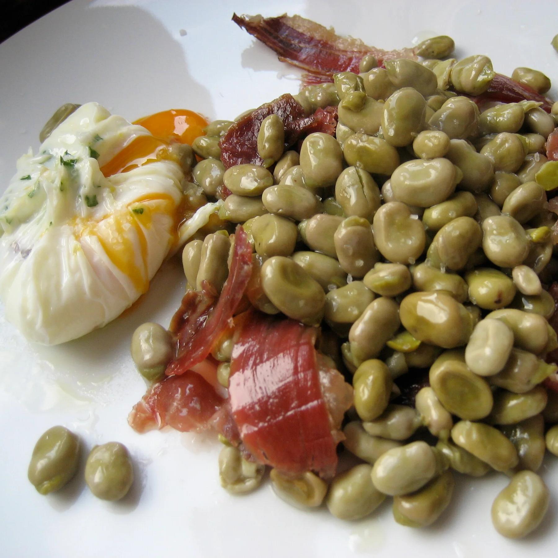 Plato de habas con jamón y un huevo escalfado, típico de la cocina granadina