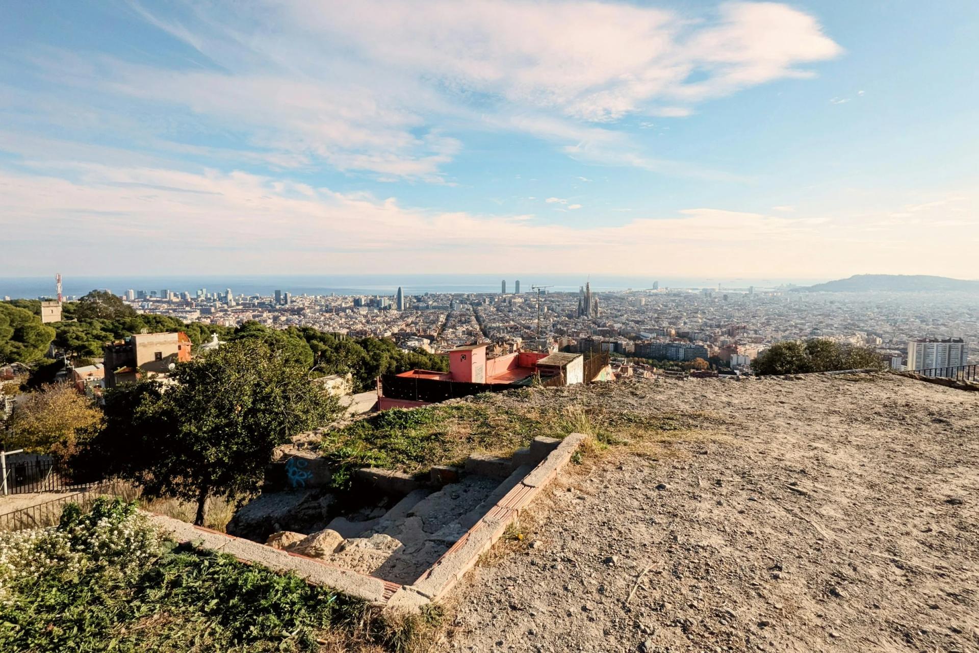 Barcelona entera hasta el mar desde las baterías antiaéreas del Turó de la Rovira