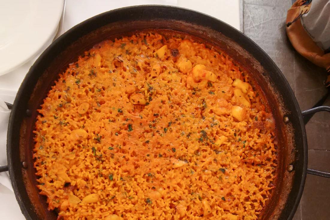 Arròs del senyoret en su paellera, servido en el Restaurante Navarro