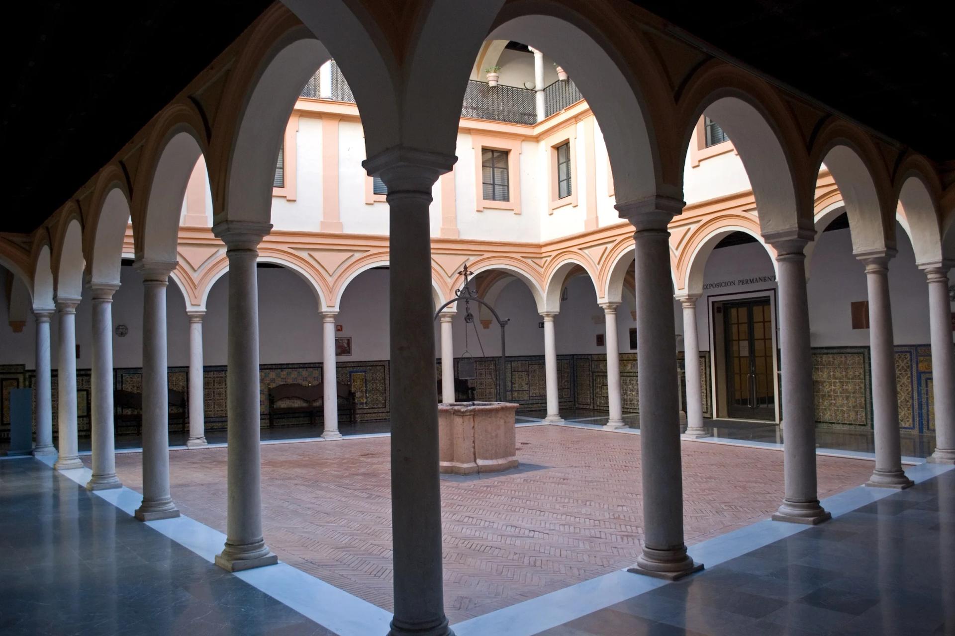 Claustro del Museo de Bellas Artes, con sus arcos sobre columnas
