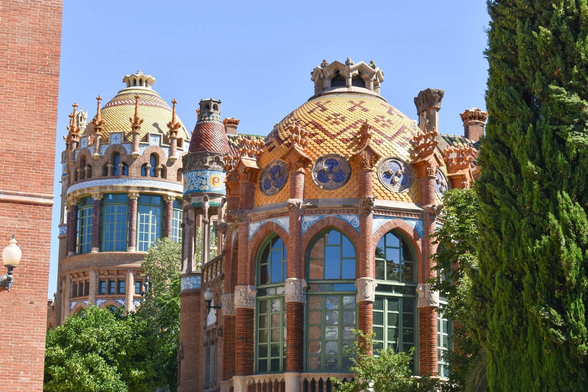 Cúpulas de cerámica de dos pabellones modernistas del recinto de Sant Pau