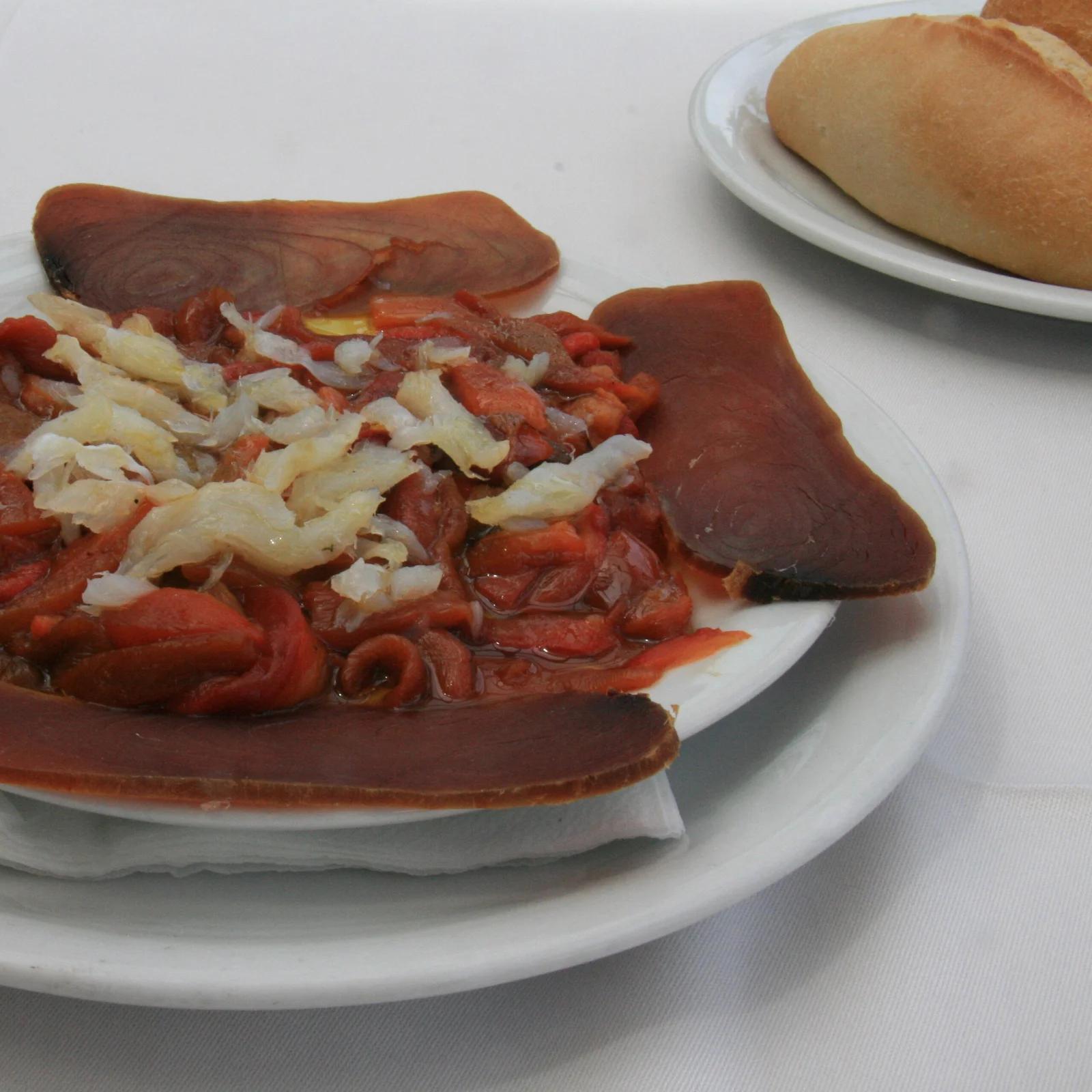 Plato de esgarraet, pimiento rojo asado con tiras de bacalao