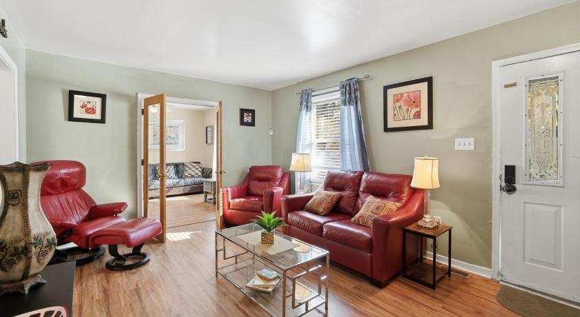 Next Stop! Comfort! 3 BR Near Amtrak Station!