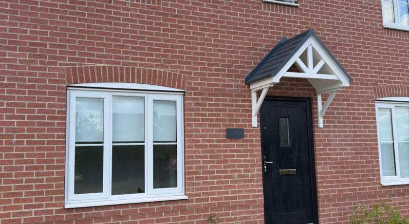 Beautiful New-Build Home in Grimsby with free parking