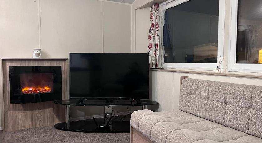 PG173 Golden Palm Resort 6 Berth Caravan With Decking