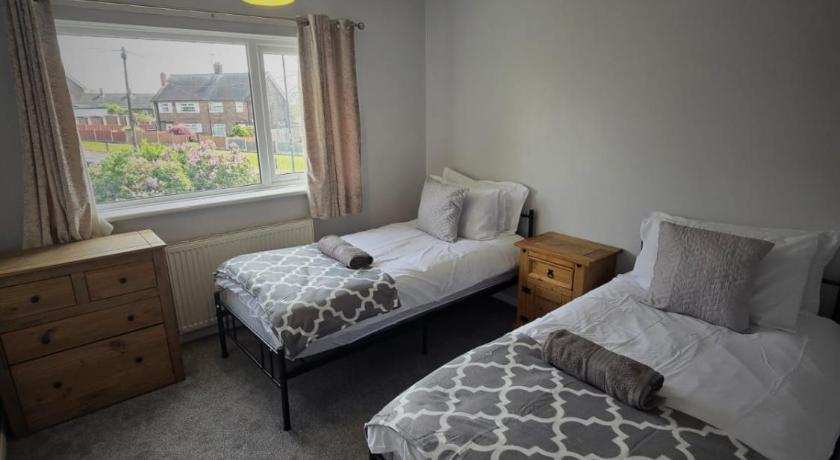 Affordable 3 Bedroom House,Sleeps 5,Free parking,close to City, Home from Home