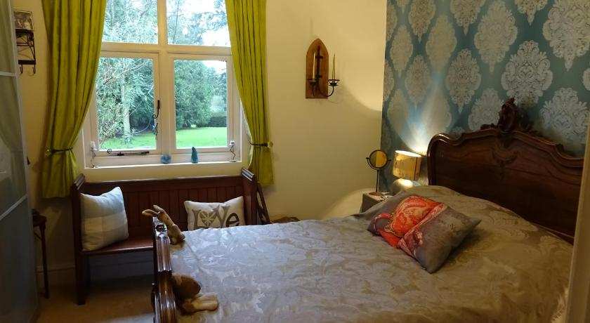 Victorian Gate House Own Bathroom