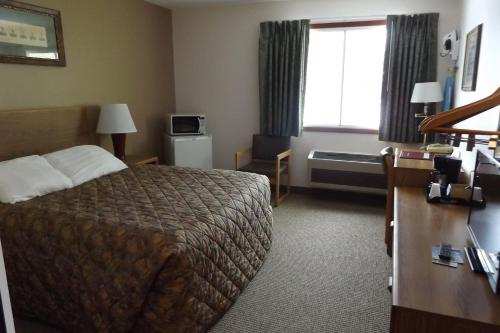 Nisswa Hotel & Suites – Round Lake King Patio Suite with Full Kitchen