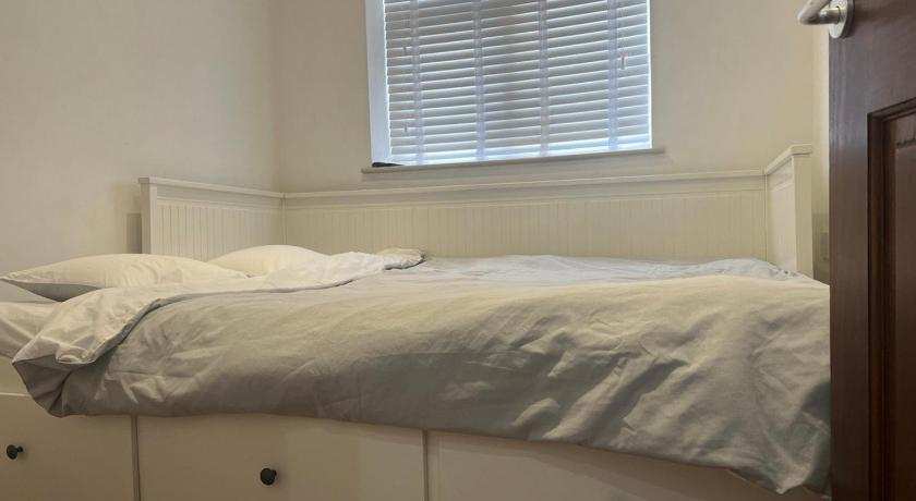 Self contain studio with room, double bed, kitchen