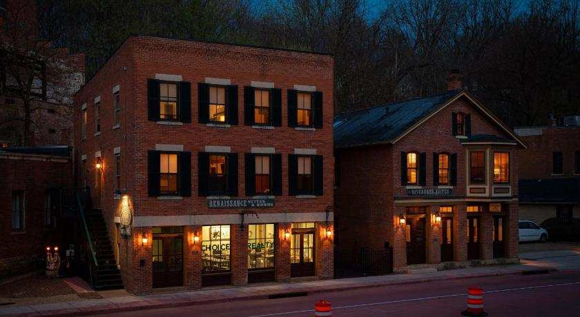 Riverboat Suites