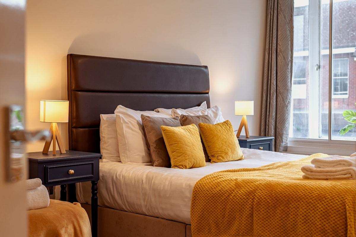 Cosy & Bright 2 Bedroom Apartment in Newbury Town Centre - SLEEPS 7