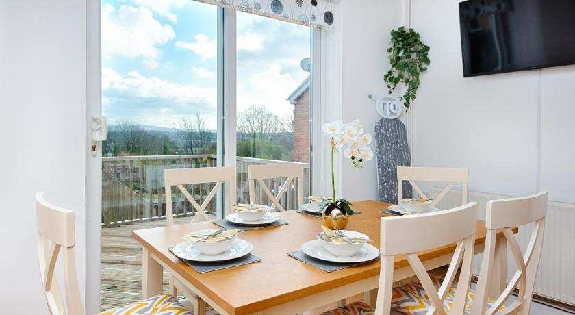4BR Home with En-Suites in Swansea