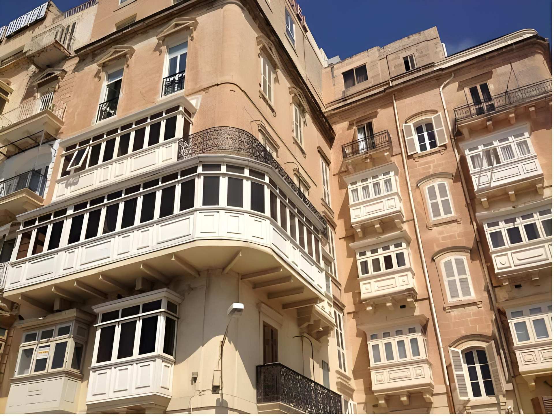 Grand Harbour Hotel