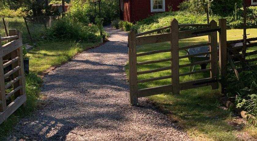 Egen stuga med delat badrum