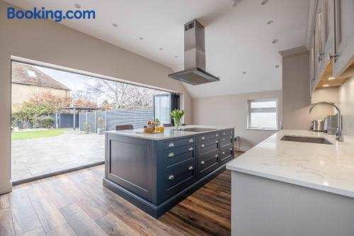 FAMILY FRIENDLY ESCAPE IN ETON, COUNTRYSIDE VIEWS with Hot Tub - By Tempstay