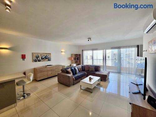 Marina, Bright Three Bedroom close to Valletta