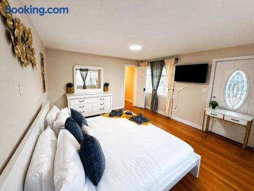 Cozy Private Queen Room 1 with Desk TV and WiFi near Yale