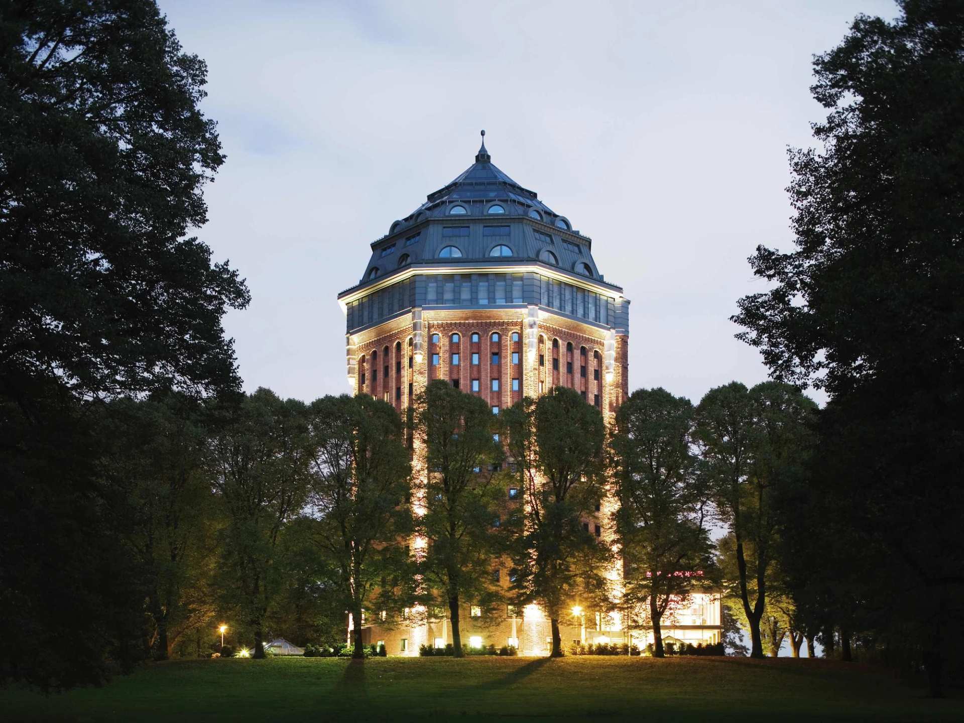 MÖVENPICK Hotel Hamburg City, historischer Wasserturm im Schanzenpark