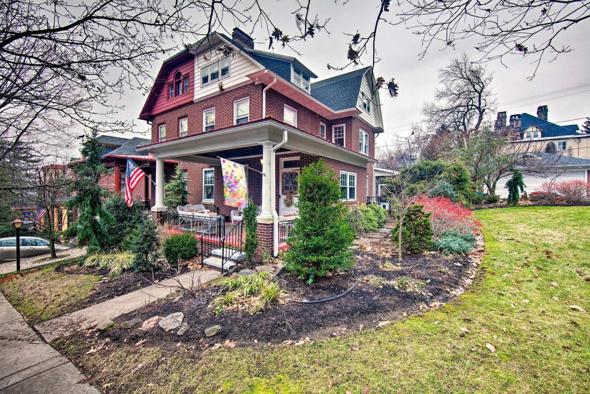 2 Mi to Reading Pagoda: Spacious Home w/ Deck!