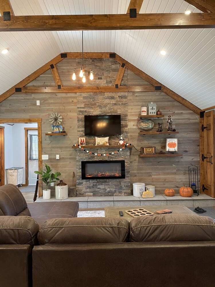 Cozy Cabin Retreat located just minutes to Galena, IL & DBQ, IA