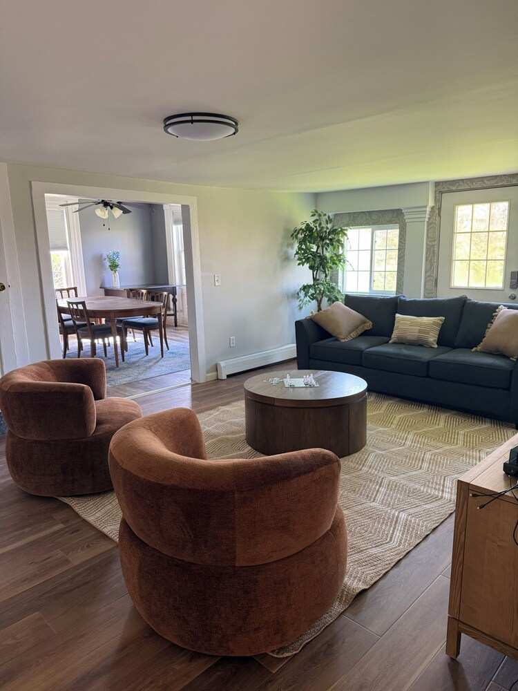 Family & Reunion Retreat Near Cornell - 1st Floor Bedroom, Hot Tub & Fire Pit