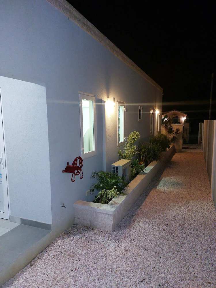 Cozy private one bedroom 3 minutes from the beach and the famous Flying Fishbone