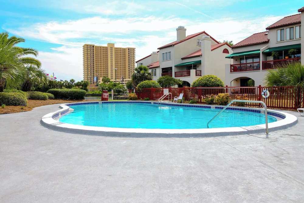 Resort Studio on Lagoon with Balcony, Pool, Sauna, Dock, Etc - 1 Block to Beach!