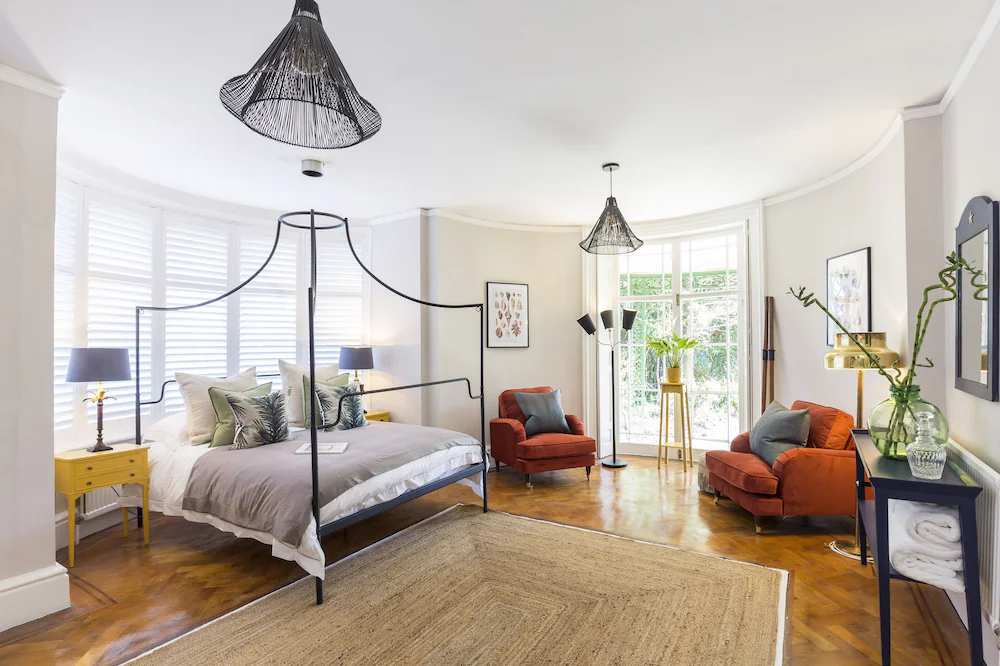Boutique En-suite Room in Prestigious Colonial Home