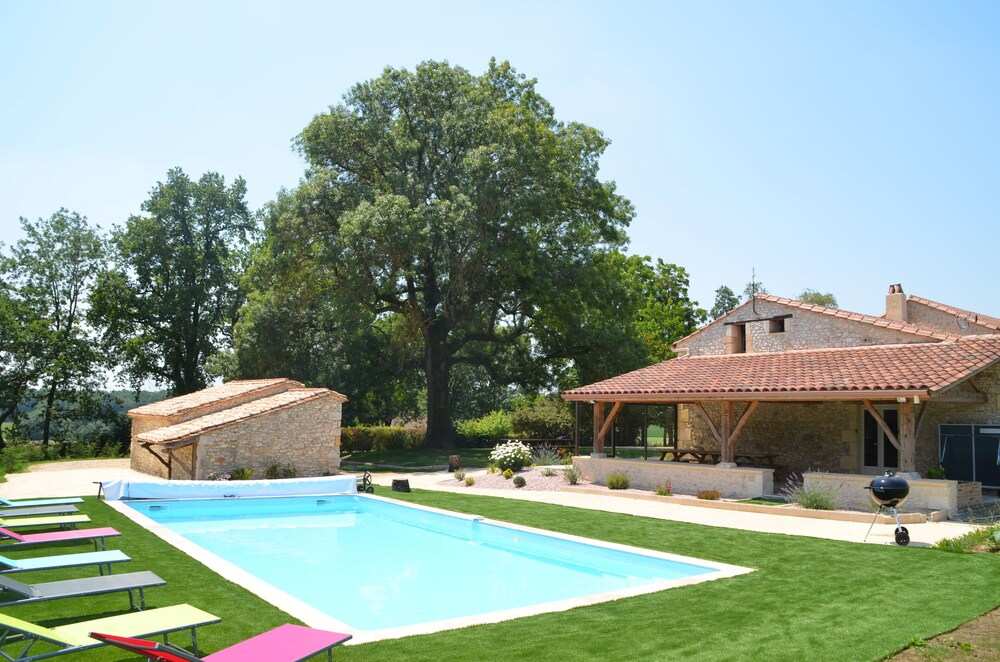 Large house, 230 m², sleeps 16, private heated pool, 6,000 m² of land